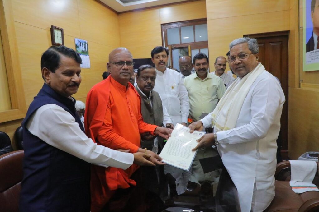 ಒಳ ಮೀಸಲಾತಿ ಜಾರಿಗೆ ಒತ್ತಾಯಿಸಿ ಡಿಸಿಎಂಗೆ ಮನವಿ ಕೊಟ್ಟ ಮಾದರ ಚೆನ್ನಯ್ಯ ಸ್ವಾಮೀಜಿ