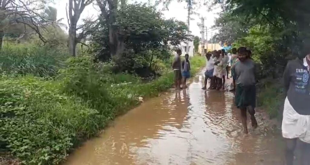 ಕೋಟೆ ನಾಡಿನಲ್ಲಿ ವರುಣನ ಅಬ್ಬರ; ಕೆಸರು ಗೆದ್ದಯಾದ ಹಳ್ಳಿಯ ರಸ್ತೆಗಳು.. ಎಲ್ಲೆಲ್ಲಿ ಏನಾಗಿದೆ ಇಲ್ಲಿದೆ ನೋಡಿ