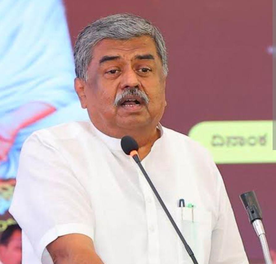 ಆರ್ ಎಸ್ ಎಸ್ ಗೀತೆ ಹಾಡಿದ್ದಕ್ಕೆ ಡಿ.ಕೆ ಶಿವಕುಮಾರ್ ಕ್ಷಮೆ ಕೇಳಲಿ – ಬಿ.ಕೆ ಹರಿಪ್ರಸಾದ್ ಆಗ್ರಹ