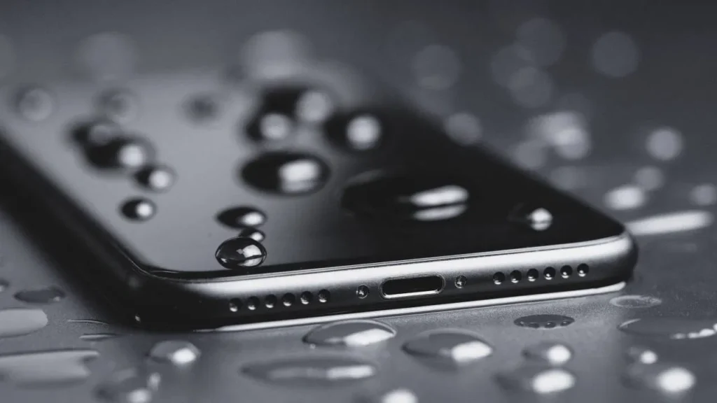 ಮಳೆಗಾಲದಲ್ಲಿ ಫೋನ್ ಚಾರ್ಜ್ ಮಾಡುವಾಗ ಈ ತಪ್ಪು ಮಾಡದಿರಿ: ದೊಡ್ಡ ನಷ್ಟವಾಗಬಹುದು