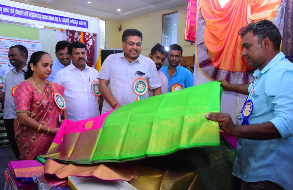 ರಾಜ್ಯ ಹಾತ್ಕರ್ಗಾ ವಿಶೇಷ ಕೈಮಗ್ಗ ಮೇಳಕ್ಕೆ ಶಾಸಕ ಕೆ.ಎಸ್.ನವೀನ್ ಚಾಲನೆ ಕೈಮಗ್ಗ ಉತ್ಪನ್ನಗಳಿಗೂ ಸಿಗಲಿ “ಎಂಎಸ್ಪಿ”