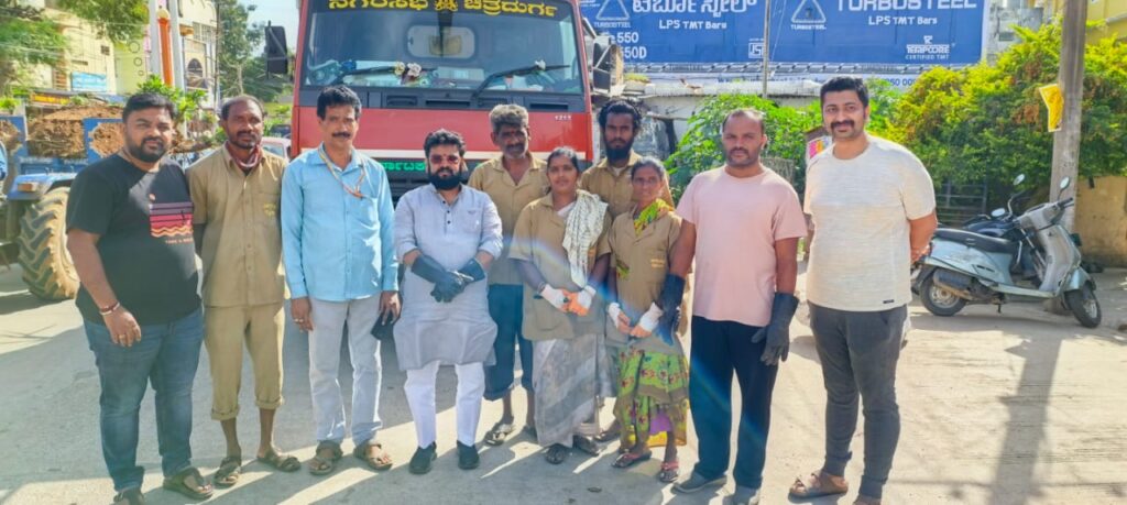 ಹಿಂದೂ ಮಹಾಗಣಪತಿ ಶೋಭಾಯಾತ್ರೆ ವೇಳೆ ಸೇರಿದ್ದ ಜನಸ್ತೋಮದಿಂದ ನಗರದಲ್ಲಿ ಕಸದ ರಾಶಿ