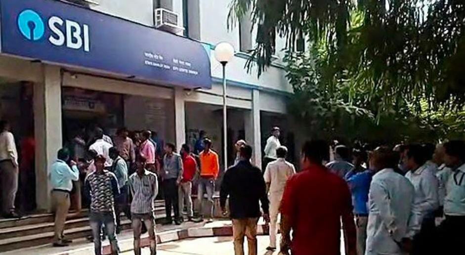 ರಾಜ್ಯದಲ್ಲಿ ಮತ್ತೊಂದು ಬೃಹತ್ ದರೋಡೆ: ವಿಜಯಪುರ SBI ಬ್ಯಾಂಕ್ ಸಿಬ್ಬಂದಿ ಕಟ್ಟಿಹಾಕಿ, 8 ಕೋಟಿ ಹಣ, 50 ಕೋಟಿ ಚಿನ್ನಾಭರಣ ಕಳವು..?