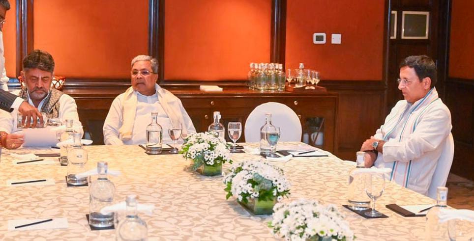 ಸಿಎಂ-ಡಿಸಿಎಂ ಜೊತೆ ಸುರ್ಜೆವಾಲಾ ಮೀಟಿಂಗ್: GBA ಚುನಾವಣೆ, ನಿಗಮ-ಮಂಡಳಿ ಅಧ್ಯಕ್ಷರ ನೇಮಕ ಚರ್ಚೆ