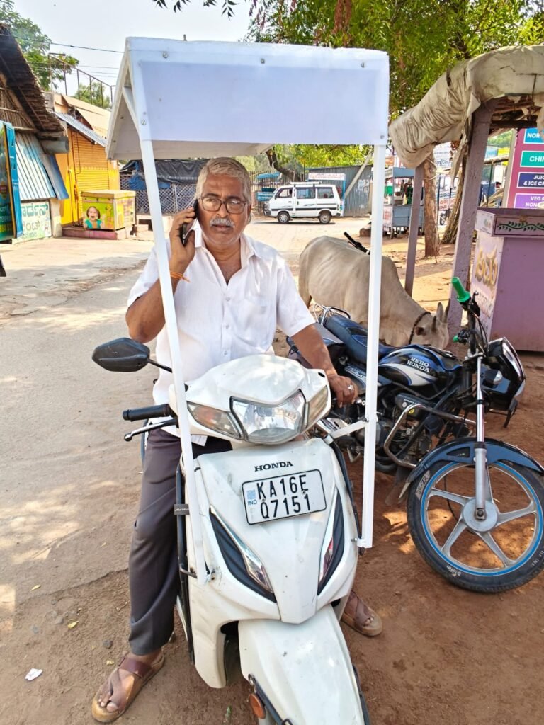ಚಳ್ಳಕೆರೆಯಲ್ಲಿ ಬಿಸಿಲಿನಿಂದ ರಕ್ಷಿಸಿಕೊಳ್ಳಲು ಸ್ಕೂಟಿಗೆ ರೂಫ್ ಅಳವಡಿಸಿರುವ ಉದ್ಯಮಿ ಮಾರುತೇಶ್