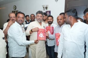 ಬೆಂಗಳೂರಿನಲ್ಲಿ ಉಪಮುಖ್ಯಮಂತ್ರಿ ಡಿ.ಕೆ.ಶಿವಕುಮಾರ್ ಅವರು 'ಬಸವ ಬಯಲು' ವಿಶೇಷಾಂಕವನ್ನು ಬಿಡುಗಡೆ ಮಾಡುತ್ತಿರುವುದು.