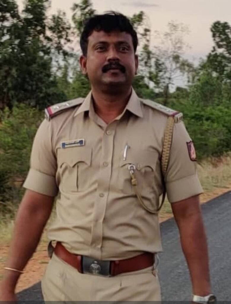 ವಿಜಯನಗರ ಜಿಲ್ಲೆಯಲ್ಲಿ ಸಂಭವಿಸಿದ ಕಾರು ಅಪಘಾತದಲ್ಲಿ ಮೃತಪಟ್ಟ ಸಿಪಿಐ ರಘುನಾಥ್ ಅವರ ಭಾವಚಿತ್ರ