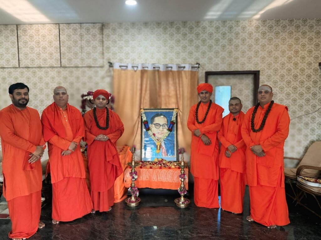 ಆಧುನಿಕ ಭಾರತದ ಶಿಲ್ಪಿ ಅಂಬೇಡ್ಕರ್: ಬಹುಮುಖ ಸಾಧನೆಗಳ ಸ್ಮರಣೆ ಚಿತ್ರದುರ್ಗದ ಭೋವಿ ಗುರುಪೀಠದಲ್ಲಿ ನಡೆದ ಅಂಬೇಡ್ಕರ್ ಜಯಂತಿಯ ಕಾರ್ಯಕ್ರಮದಲ್ಲಿ ವಿವಿಧ ಮಠಾಧೀಶರ ಉಪಸ್ಥಿತಿ