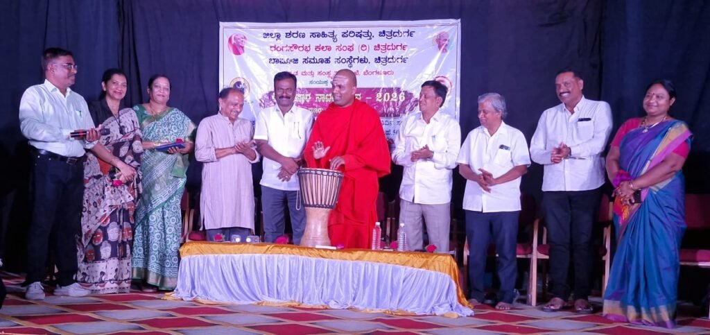 ಸಾಮಾಜಿಕ ಬದಲಾವಣೆಗೆ ರಂಗಭೂಮಿ ಪ್ರಮುಖ ಅಸ್ತ್ರ ; ಡಾ.ಜೆ.ಕರಿಯಪ್ಪ ಮಾಳಿಗೆ ಚಿತ್ರದುರ್ಗದ ಶಿವಸಂಚಾರ ನಾಟಕೋತ್ಸವದಲ್ಲಿ ಹಿರಿಯ ಸಾಹಿತಿ ಡಾ. ಜೆ. ಕರಿಯಪ್ಪ ಮಾಳಿಗೆ ಭಾಷಣ ಮಾಡುತ್ತಿರುವುದು