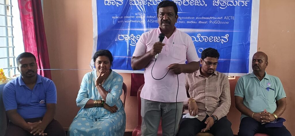 ಸ್ಪರ್ಧಾತ್ಮಕ ಯುಗದಲ್ಲಿ ಶಿಕ್ಷಣದ ಜೊತೆಗೆ ಪತ್ರಿಕೆ ಓದು ಅವಶ್ಯ; ಗೌನಹಳ್ಳಿ ಗೋವಿಂದಪ್ಪ ಹಿರಿಯ ಪತ್ರಕರ್ತ ಗೌನಹಳ್ಳಿ ಗೋವಿಂದಪ್ಪ ದ್ವಾಮವ್ವನಹಳ್ಳಿಯ ಎನ್ಎಸ್ಎಸ್ ಶಿಬಿರದಲ್ಲಿ ವಿದ್ಯಾರ್ಥಿಗಳಿಗೆ ಉಪನ್ಯಾಸ ನೀಡುತ್ತಿರುವುದು.