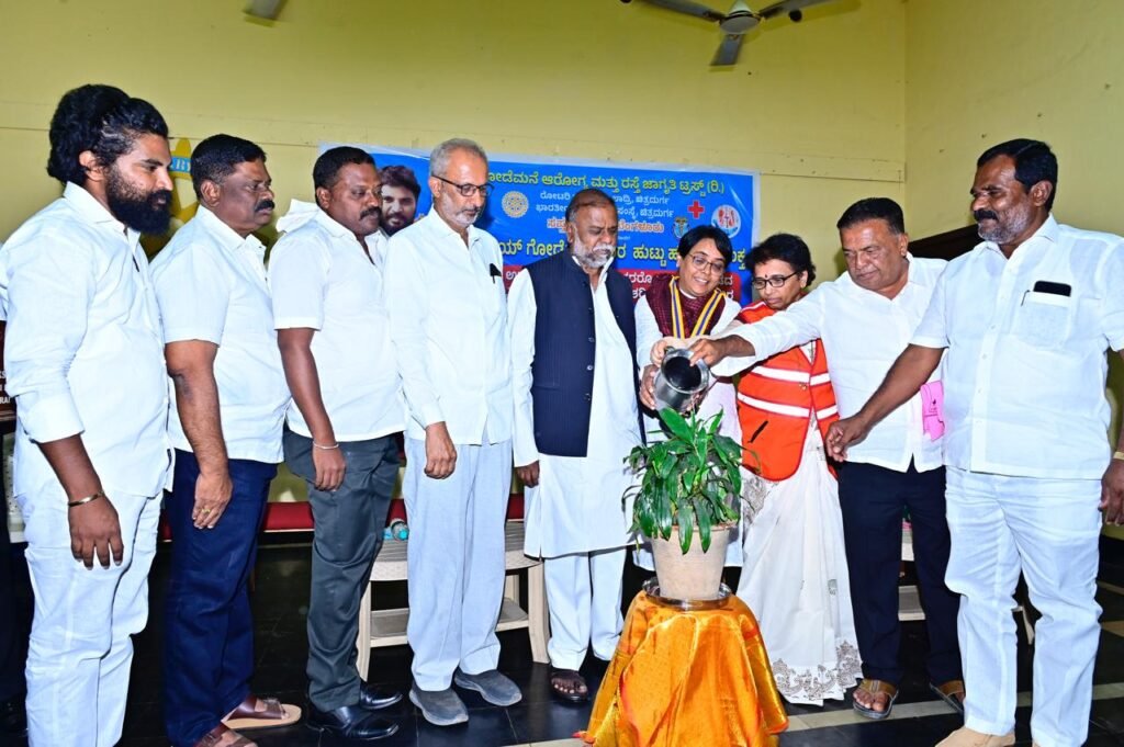 ಚಿತ್ರದುರ್ಗದಲ್ಲಿ ಹಮ್ಮಿಕೊಂಡಿದ್ದ ಬೃಹತ್ ಆರೋಗ್ಯ ತಪಾಸಣಾ ಶಿಬಿರವನ್ನು ಮಾಜಿ ಸಚಿವ ಹೆಚ್. ಆಂಜನೇಯ ಅವರು ಉದ್ಘಾಟಿಸುತ್ತಿರುವುದು.