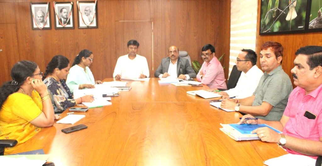 ಚಿತ್ರದುರ್ಗ ನಗರದ ಮುಖ್ಯರಸ್ತೆ ಒತ್ತುವರಿ ತೆರವಿಗೆ ಶಾಸಕ ಕೆ.ಸಿ.ವೀರೇಂದ್ರ ಪಪ್ಪಿ ಕಟ್ಟುನಿಟ್ಟಿನ ಸೂಚನೆ MLA K.C. Veerendra Puppy discussing the clearance of main road encroachments with officials in Chitradurga.