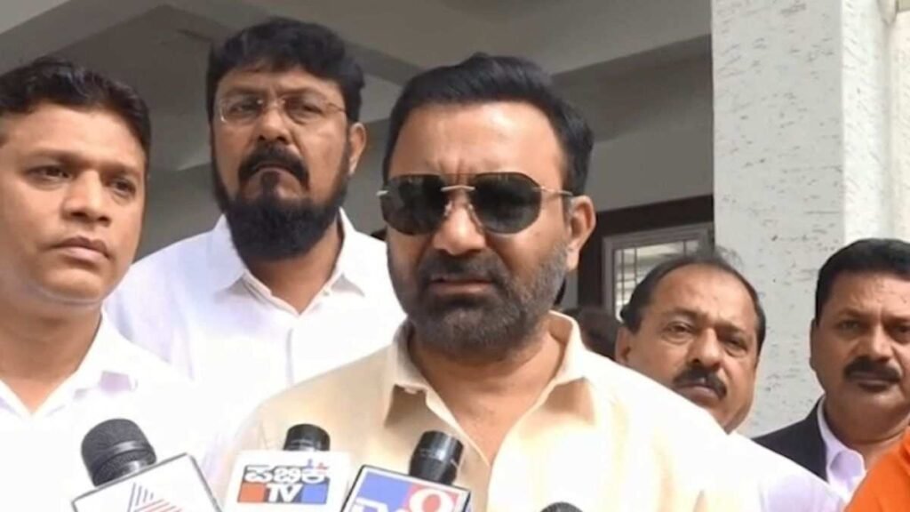 ದೊಡ್ಡಬಳ್ಳಾಪುರ ಇಎಸ್‌ಐ ಆಸ್ಪತ್ರೆ ಉದ್ಘಾಟನೆ ವೇಳೆ ಶಿಷ್ಟಾಚಾರ ಉಲ್ಲಂಘನೆ ಬಗ್ಗೆ ಕಾರ್ಮಿಕ ಸಚಿವ ಸಂತೋಷ್ ಲಾಡ್ ಆಕ್ರೋಶ.